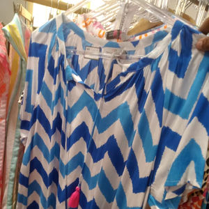 เสื้อคลุมพิมพ์ลายเชฟรอนพร้อมแขนสั้นคอวีแต่งพู่ลวดลายซิกแซกสีฟ้าสีขาวสำหรับฤดูร้อนการตกแต่งด้วยกระดุมสีชมพู - Product Image 1