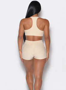 Vente en gros conception personnalisée 2 pièces ensemble femmes entraînement bout à bout tenue athlétique dos nu soutien-gorge de sport et short froissé pour salle de sport et fitness - Product Image 2