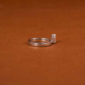 แหวนหมั้นเพชร CVD ประดับด้วยเม็ดกระสุนที่ได้รับการรับรอง18KT ทองคำสีขาวทึบแหวนโซลิแทร์ริเล็ตขนาดใหญ่บางได้รับการรับรองจากห้องแล็บ - Product Image 4