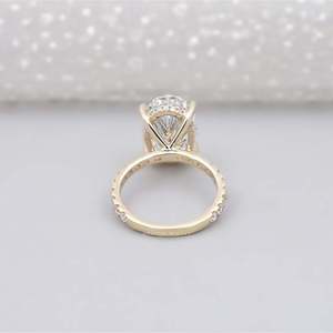 Anillo de Compromiso con Halo Oculto de Corte Ovalado Certificado por IGI con Banda de Diamantes Redondos en Pavé - Product Image 5
