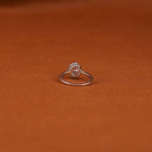Diamante cultivado en laboratorio con anillo de diamante de corte redondo Diamante lateral de corte redondo Anillo de compromiso cultivado en laboratorio Anillo De Oro Sólido de 14KT para su regalo - Product Image 3