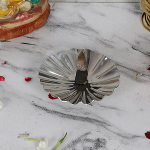 Porte-encens traditionnel Dhoop Dhani Plate pour une utilisation spirituelle et aromatique - Product Image 1