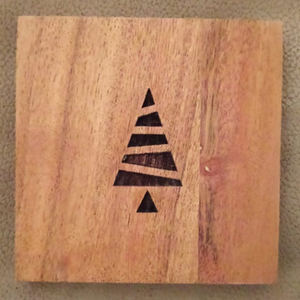 Posavasos de Madera de Acacia con Diseño de Árbol Grabado Rectangular, Hechos a Mano y Personalizados, para Hogar, Hotel, Restaurante, Regalos Perfectos, Manteles y Almohadillas - Product Image 1