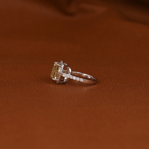 Anillo de Compromiso con Diamante Amarillo de Corte Cojín, Chapado en Oro Sólido de 18 Quilates, con un Glamoroso Anillo con Diamante Cultivado en Laboratorio - Product Image 2
