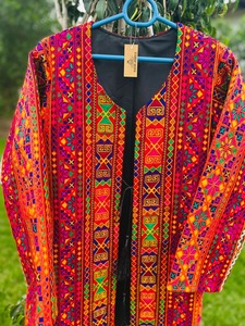Robe Balochi traditionnelle multicolore brodée à la main avec un travail complexe en miroir et des motifs géométriques vibrants - Product Image 4