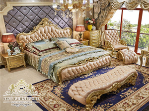 Cama y Mesitas de Noche Talladas a Mano de Estilo Neoclásico Europeo, Muebles de Dormitorio King Size de Estilo Europeo, Magnífico Dormitorio Tallado a Mano en el Reino Unido - Product Image 5