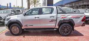 Neuf / Occasion GRIS 2023 TOYOTA HILUX SR5 ADVENTURES DC 360 Caméra Arrière Capacité de Charge 31-40T Émissions Diesel / Essence Automatique - Product Image 2
