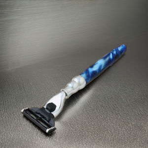 Maquinilla de afeitar de acero inoxidable de cinco hojas para hombres con cómodo cartucho de afeitado de perlas para una experiencia de aseo - Product Image 5