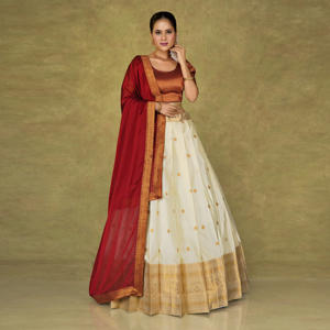 ชุดเลเฮนกาโชลีผ้าไหมบานาราซี พร้อมกระโปรงลายทอ ผ้าคลุมไหล่แบบจับจีบสีตัดกัน ตกแต่งขอบแบบดั้งเดิม เหมาะสำหรับงานเทศกาล - Product Image 4