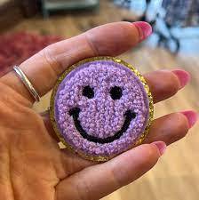 ร้อนขายส่งที่กําหนดเองแววหน้ายิ้มเหล็กบนเสื้อผ้าเคสโทรศัพท์แพทช์ chenille - Product Image 4