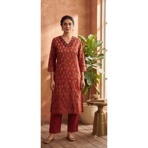 Égayez votre garde-robe quotidienne avec cette magnifique kurta d'été pour femme en popeline de coton rouge à imprimé floral, col en V, sans bretelles, lavable. - Product Image 1