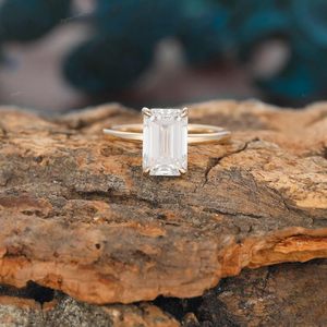 Anillo de Compromiso de Plata de Ley 925 Chapado en Oro de 14k con Moissanita Corte Esmeralda para Mujer, Anillo Solitario para Boda y Ocasiones Especiales - Product Image 5