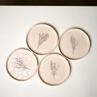 Service d'assiettes en céramique à motif vert inspiré de la nature, design botanique artistique, finition durable pour tables à manger modernes et fraîches
