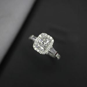 Anillo de Moissanita con Halo Radiante y Corte Baguette - Product Image 1