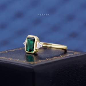 Anillo de tres piedras exclusivamente hecho a mano Forma de Esmeralda cultivada en laboratorio Anillo de oro sólido de 10K Anillo de ajuste de bisel en forma de Esmeralda - Product Image 3