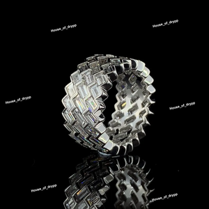 Bague audacieuse en forme de baguette en zigzag, aspect diamant, argentée, sertie de pierres, style luxueux et imposant - Product Image 3