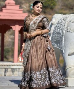 Superbe Lahenga Choli noir pour la soirée dansante de nuit Navratri avec broderie lourde Chunni et robe élégante en velours - Product Image 6