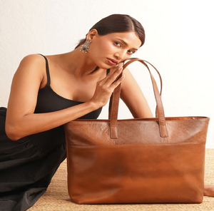 El bolso tote de cuero marrón liso que se lleva a la playa con un posavasos de mármol ya está disponible a precios de mayoreo. - Product Image 4