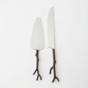 Support à gâteau en acier inoxydable d'inspiration antique avec détails floraux, finition durable, compatible lave-vaisselle, idéal pour les tables de desserts lors de mariages et événements. - Product Image 5