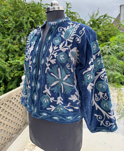 Chaqueta corta elegante para mujer Suzani Design Chaqueta de terciopelo floral bordada a mano de punto con material de relleno de algodón - Product Image 4