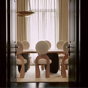 Chaise de salle à manger moderne en bois massif avec cadre sculptural et siège rembourré doux pour une utilisation contemporaine dans la salle à manger - Product Image 5