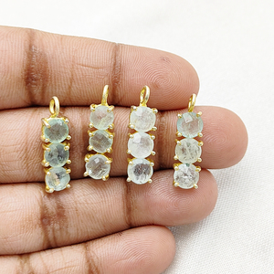 Colgante de Dijes Chapados en Oro con Triple Piedra de Aguamarina, Piedra de Nacimiento |   Abalorio de Joyería DIY de Doble Aro - Product Image 1
