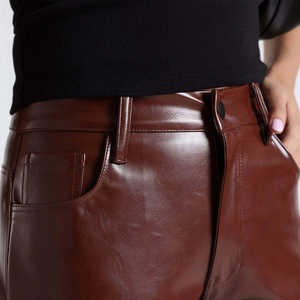 Pantalon en cuir véritable confortable et respirant pour femmes, design imperméable et coupe-vent, vêtements de mode durables et élégants - Product Image 5