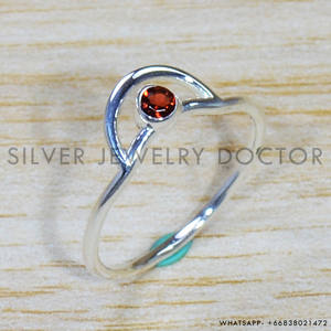 Anillos de granate de corte redondo únicos en plata de ley 925 con diseño original, joyería fina de compromiso elegante, venta al por mayor - Product Image 1