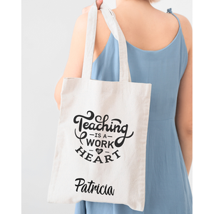 Bolsa de Tela de Algodón Personalizable con la Frase 'La Enseñanza es una Obra del Corazón' para Maestros - Product Image 1
