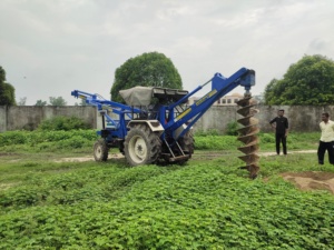 Vishwakarma Agro Hydraulique Poll Erection Machine avec Tracteur 50HP Puissance 1600kg Poids Poll Hole Digger - Product Image 2