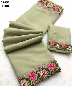 Vêtements ethniques en tissu léger élégant avec des motifs dynamiques de broderie complexes pour le soutien OEM de fête disponible pour les commandes en gros - Product Image 2