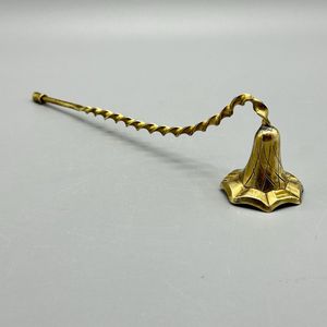 Apagavelas de Latón de Estilo Antiguo, Diseñado para Uso Generacional con Calidad de Construcción Atemporal - Product Image 1