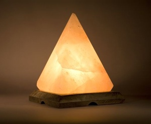 Lámpara de sal rosa del Himalaya en forma de pirámide con base de madera pulida tallada Estilo náutico único Decoración para el hogar y la Oficina - Product Image 4
