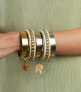 Brazaletes dorados con diseño recortado de filigrana y detalles texturizados. Joyería india tradicional. Disponible a precios de mayorista. - Product Image 2