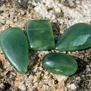 Alta calidad Natural mezcla suave forma Flatback cabujón verde nefrita Jade calibrado piedra preciosa suelta para hacer joyería a granel - Product Image 1