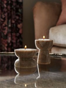 Porte-bougie en marbre unique, conçu pour un style d'intérieur distinctif avec des motifs audacieux ajoutant une touche élégante et chaleureuse - Product Image 6