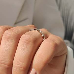 Anillo de Boda con Diamantes Cultivados en Laboratorio, Corte Marquesa, Claridad VS y Color EF, Estilo Eternidad, para Novios - Product Image 5