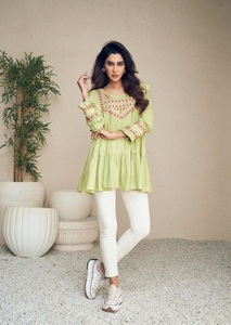 Collection de hauts courts en rayonne lourde brodés de style occidental pour femmes en gros - Product Image 3