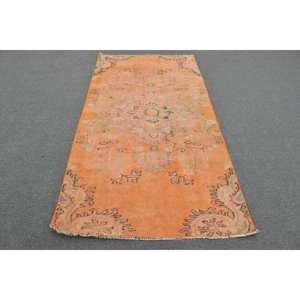 Tapis turc vintage de 3.8x7 pieds, en laine, avec support en latex, forme rectangulaire pour le chevet. - Product Image 1