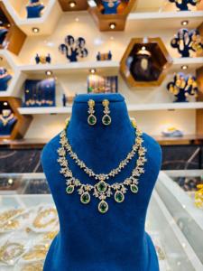 Conjunto de collar de diamantes de circón de doble capa de diseñador con pendientes conjunto de collar con acabado dorado CZ diamante para boda para mujer - Product Image 3