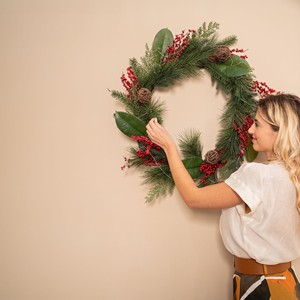 Corona Navideña Festiva de 50 cm, Estilo Tradicional, Decoración con Bayas Rojas, para Montar en la Pared, Ratán Sintético, Madera Natural Verde, para Interiores - Product Image 3