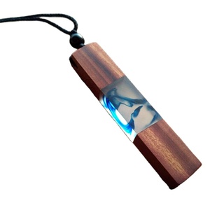 Colgante de resina epoxi de madera, collar Vintage Unisex - Product Image 1