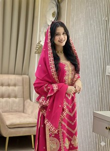 Salwar Kameez de lujo con bordado de cuello redondo, muy iluminado y de gran belleza, ideal para fiestas y ceremonias de compromiso. - Product Image 5
