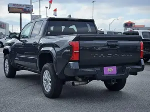 Toyota Tacoma SR5 Usada de 2024 - Product Image 3