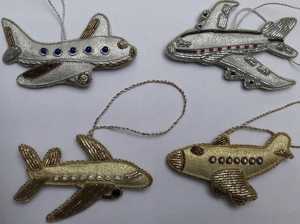 Tapices navideños con cuentas, lentejuelas y bordados con temática de avión hechos a medida para reventa - Product Image 4