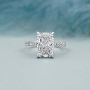 Anillo de Compromiso con Diamante Cultivado en Laboratorio, Corte Radiante, Certificado por IGI, con Banda Pavé y Halo Oculto - Product Image 1
