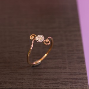 Anillo de compromiso de diamante chapado en oro de 18 quilates de alta calidad certificado por IGI, diseño elegante de Spark para bodas y aniversarios - Product Image 1