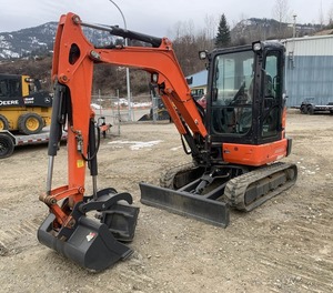 Mini-excavatrice 2019 pour moteur KX033-4, 3,3 tonnes, 24,8 CV, pompe hydraulique diesel, équipement de construction compact et efficace, boîte de vitesses - Product Image 1