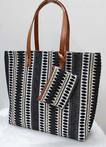 Avec poignée marron et sacs fourre-tout en tissu jacquard au design géométrique en taille 13*18 pouces pour transporter un ordinateur portable 17 pouces en vente - Product Image 6