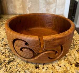 Cuenco de Hilo de Teca con Diseño Único, Calidad de Obra de Arte, para Tejer y Hacer Ganchillo, 10" x 4", Excelente Estado Vintage - Product Image 6